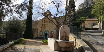 La chapelle et sa fontaine aux Pomets