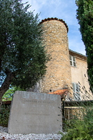 La pierre de Tourris derrière le château du village