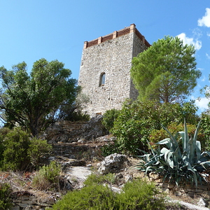 La tour-donjon et le castrum médiéval du village