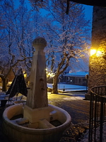 Neige sur la fontaine de la Place du village