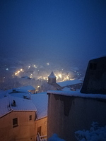 Le village sous la neige à la tombée de la nuit