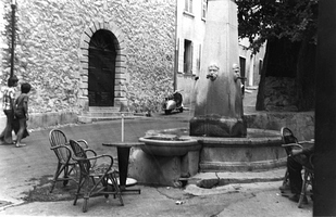 La place de la fontaine et le porche de l'église