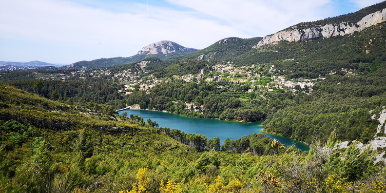 Le Lac Et Le Village