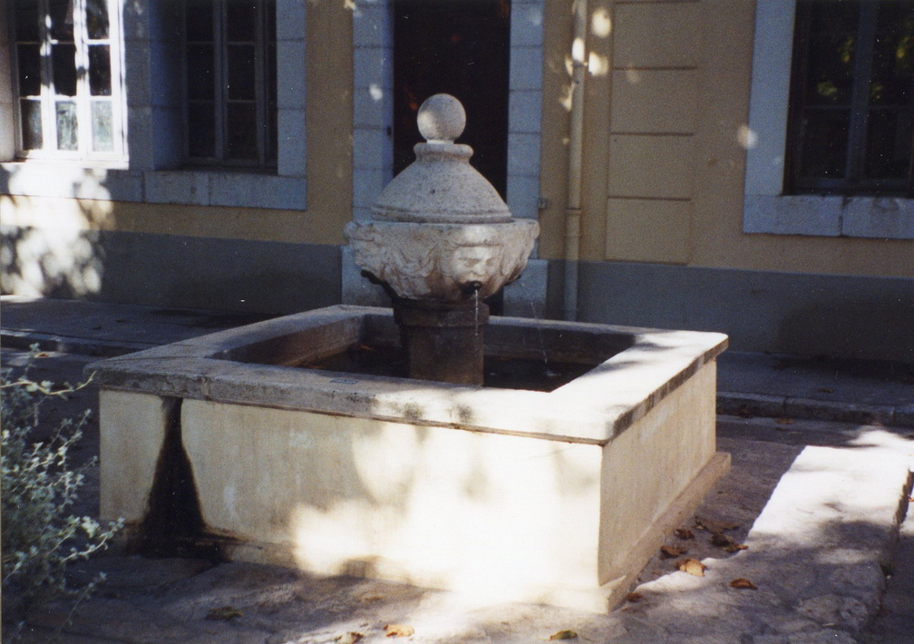 Fontaine-de-la-mairie.jpg