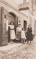1932 Victorine Petta devant son épicerie