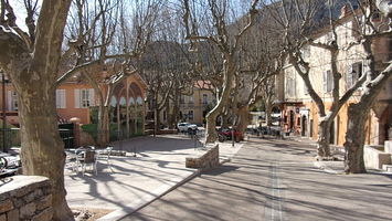 Place-Marius-Meiffret -et-chateau-2019