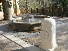 Dardennes - la fontaine et la borne
