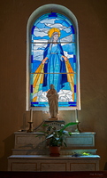 Vitrail de la Vierge Marie dans la  chapelle Notre-Dame-des-Neiges